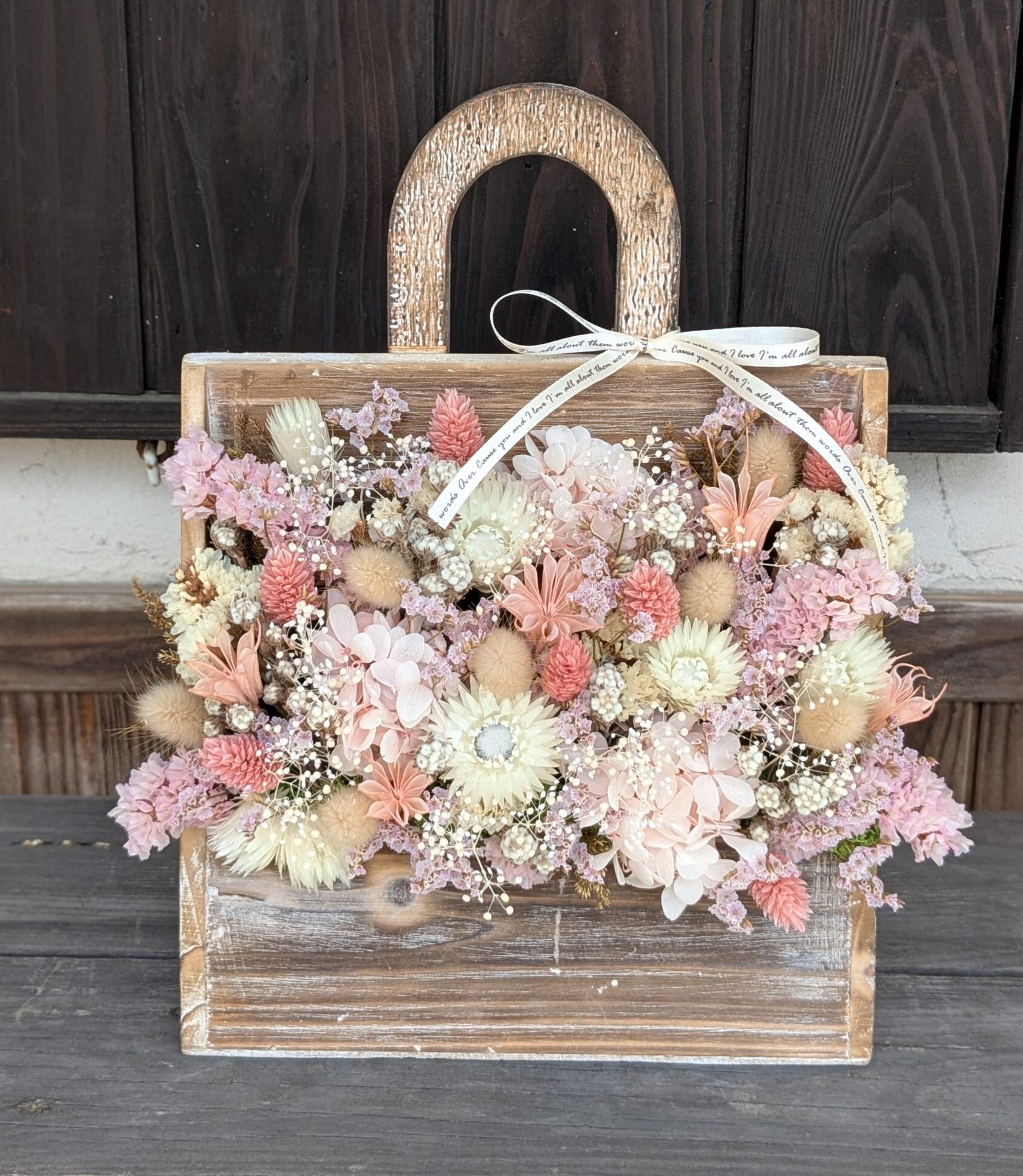 ドライフラワーアレンジ|木製バッグ|パステルピンク - 画像 (2)