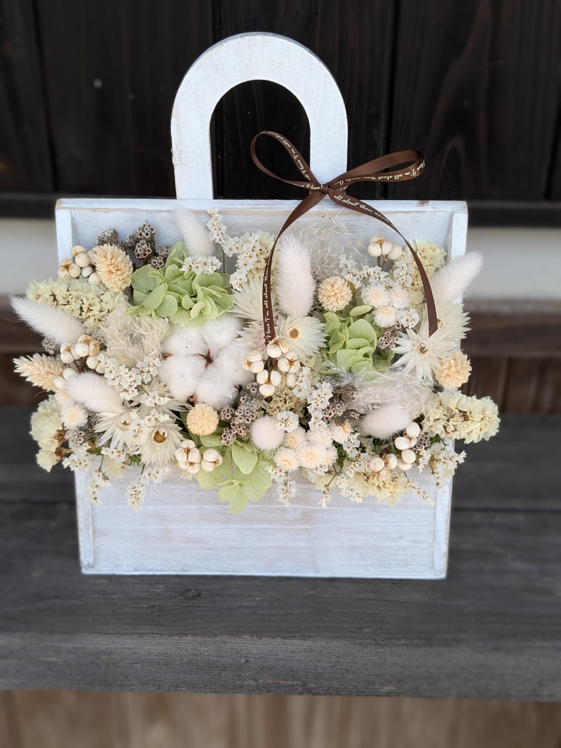 ドライフラワーアレンジ｜木製バッグ｜ホワイトベージュ - 画像 (2)